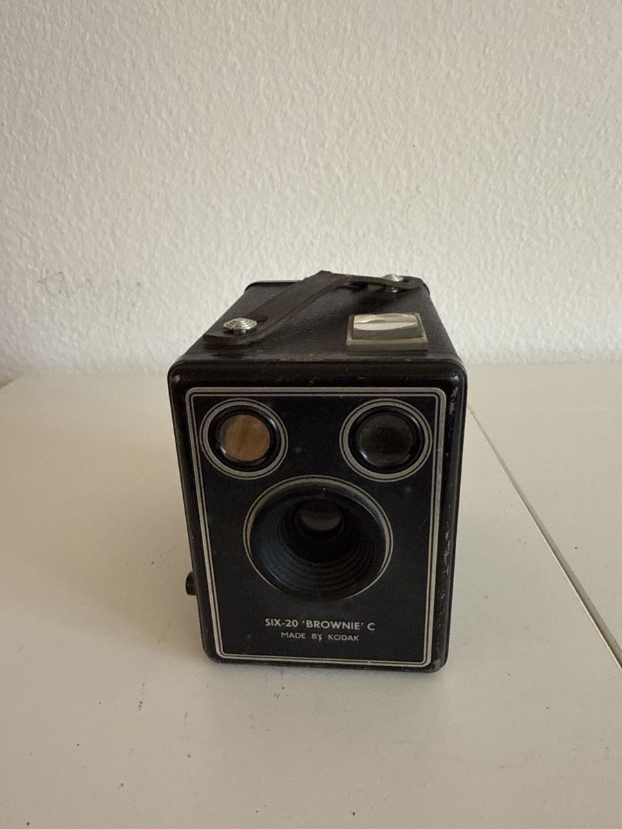 Kodak Fotocamera: Vintage Kodak Brownie Kamera – Usato da Birsfelden venduto da mah_6yvz
