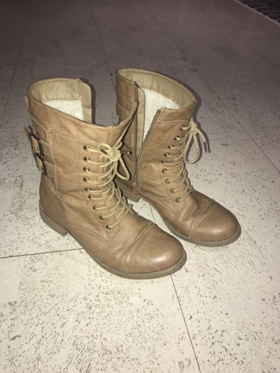 Scarpe da donna: Stiefel Fake Leder 39 – Usato da Obfelden venduto da Spielsachenschweiz