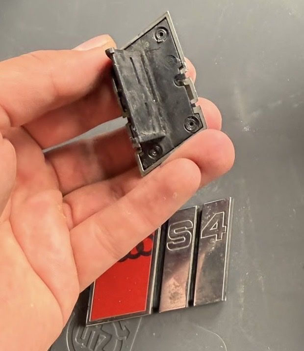 Audi Tutti pezzi di ricambio auto: Audi S4 Emblem Originalteil – Usato da Wettingen venduto da vpr_9gz6 1