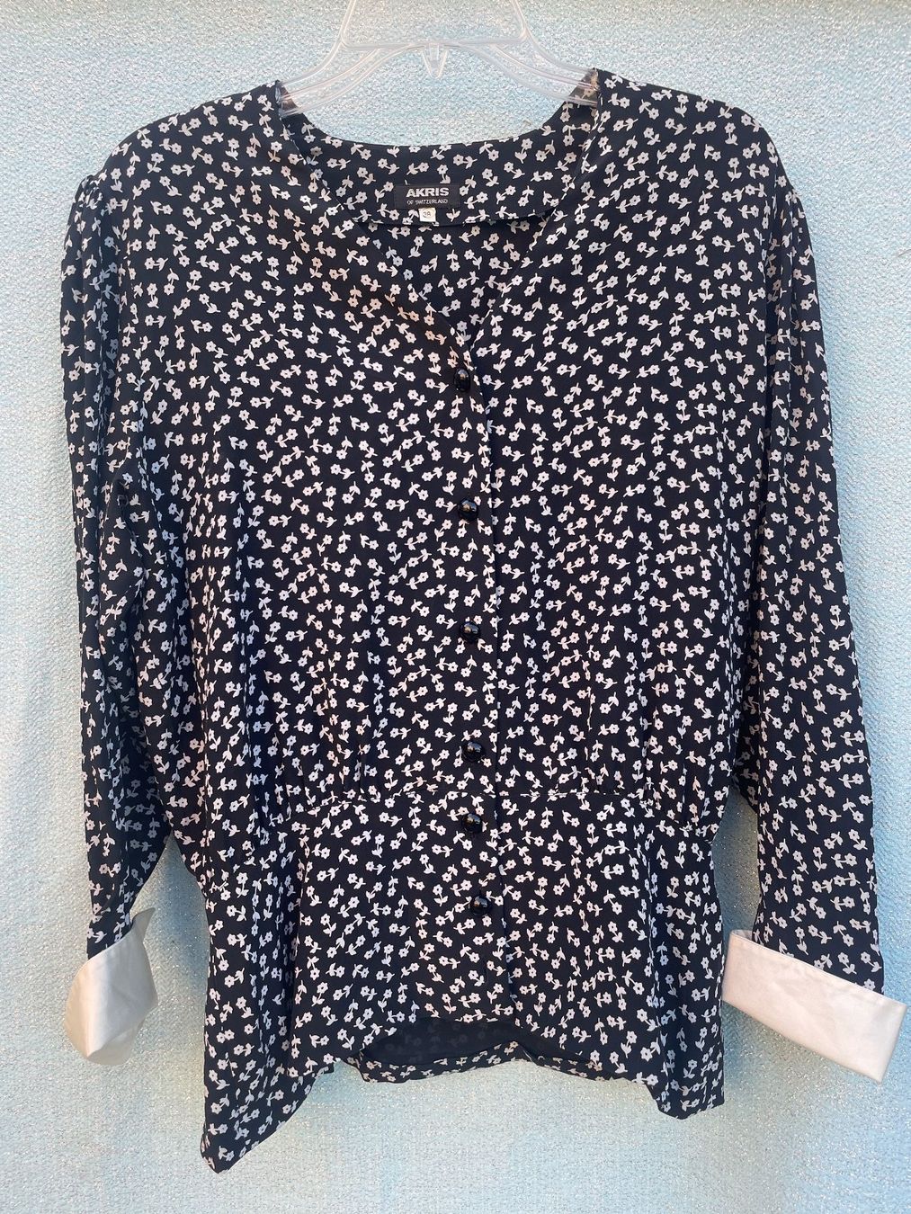 Akris Chemisiers: Schwarze AKRIS Bluse mit Blumenmuster Gr. 38 – D'occasion à Frasnacht par GracyStore