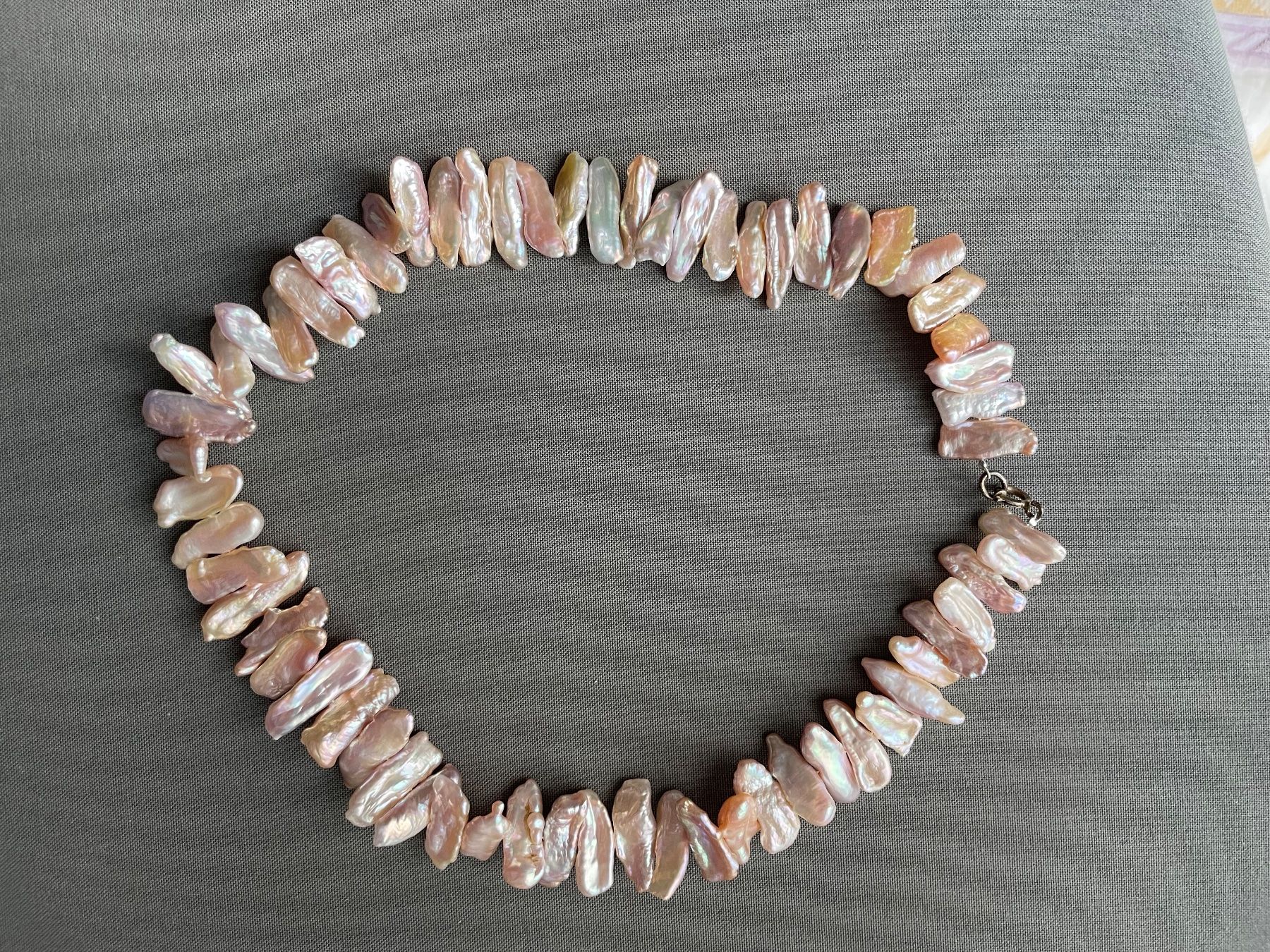 Catenine: Halskette aus Perlmutt rosa-lachsfarben – Usato da Winterthur venduto da Myrtillus 1