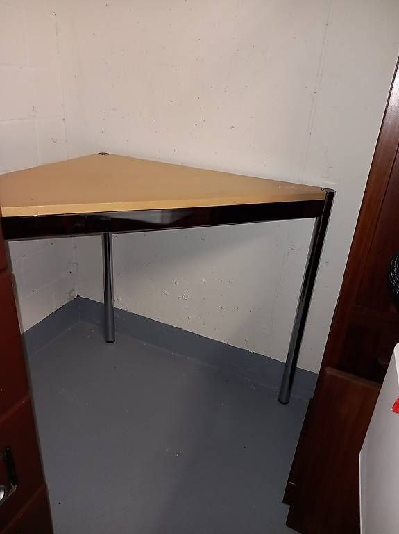 Tische: Dreiecktisch – Gebraucht aus Zürich von cla_mf9b 2