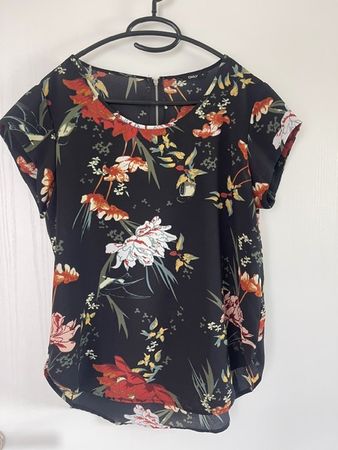 ONLY leichte Bluse Gr. 40 schwarz geblumt