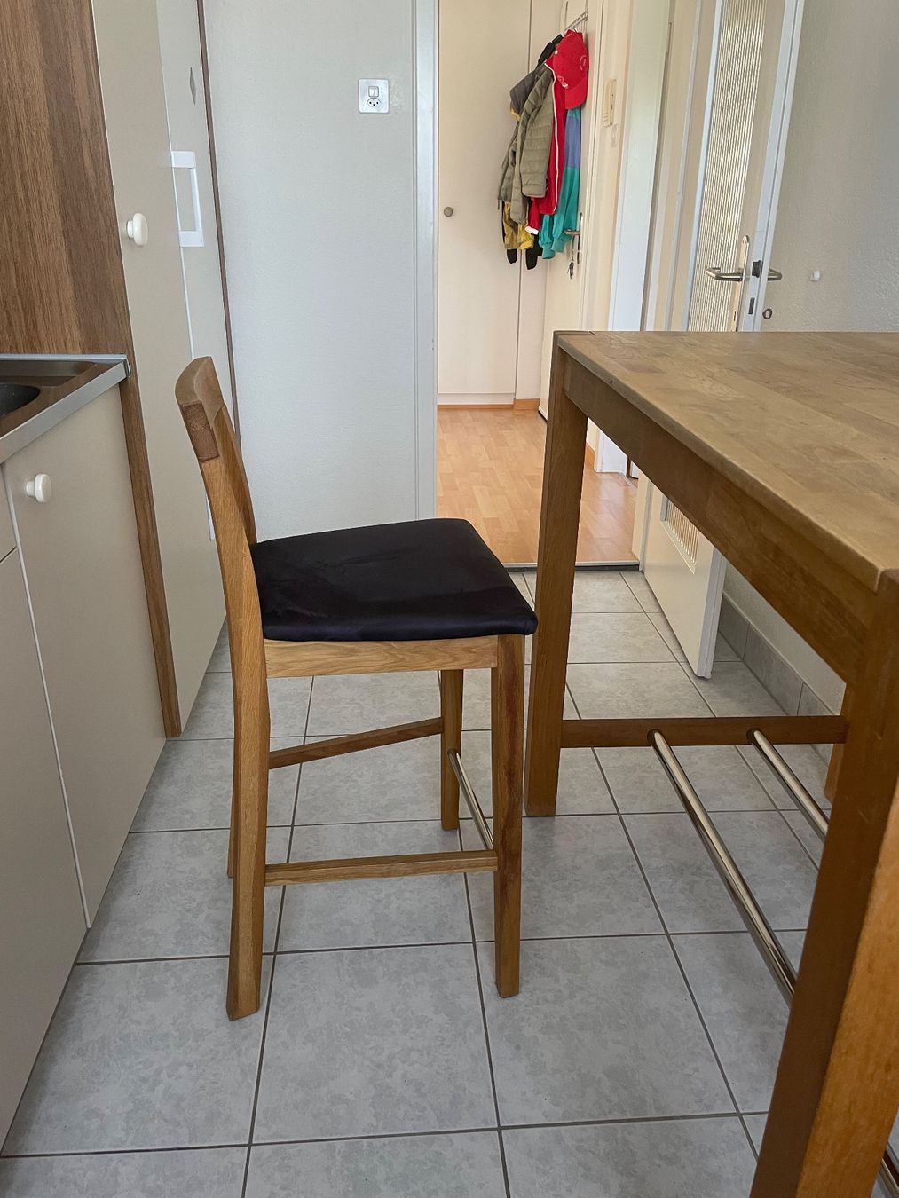 Set di tavolo e panche: Tisch mit 4 Stühlen – Usato da Luzern venduto da kat_w76c 2
