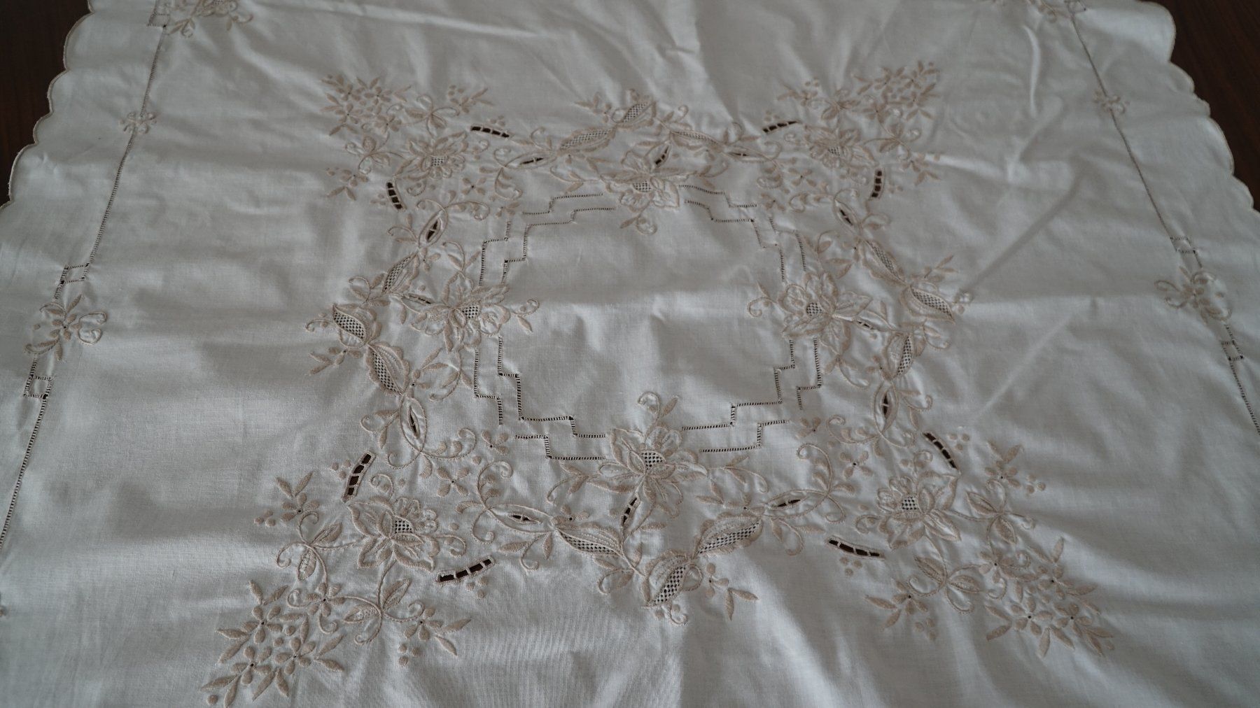 Sonstige Tischwäsche: Tischdecke 84x84cm Stickerei – Gebraucht aus Bern von Antikbatik 4