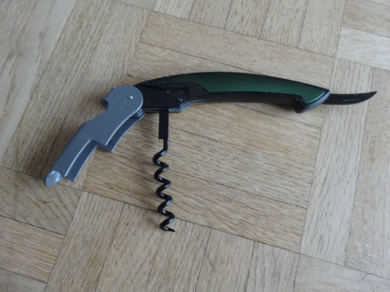 Taschenmesser: Couteau vert  12 CM environ fermé Décapsuleur Tire-bouchons – Gebraucht aus Romanel-sur-Lausanne von Swift13