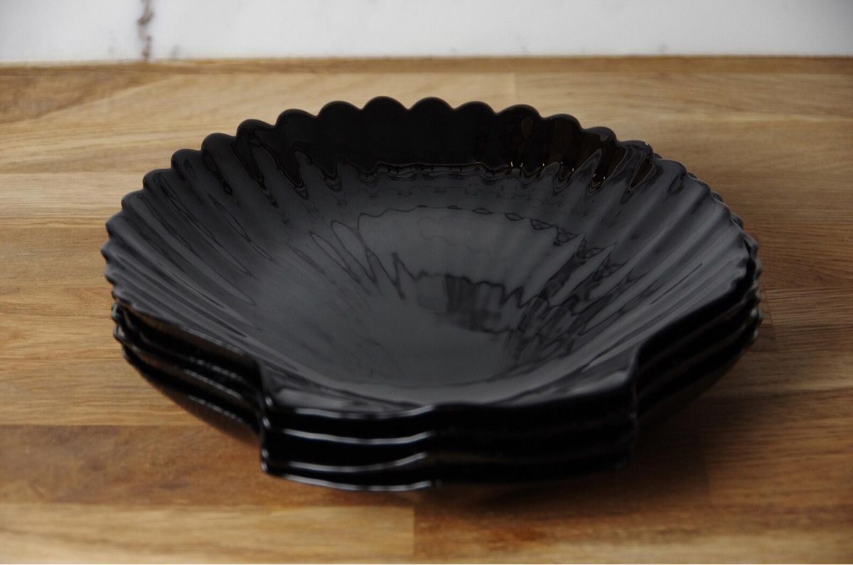 Services de table: Vintage Arcoroc Black Glass Shell Dishes – D'occasion à Zürich par Zurich_TimeCapsule 2