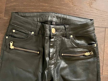 Beschichtete Hose, schwarz, Gr. 36, Massimo Dutti