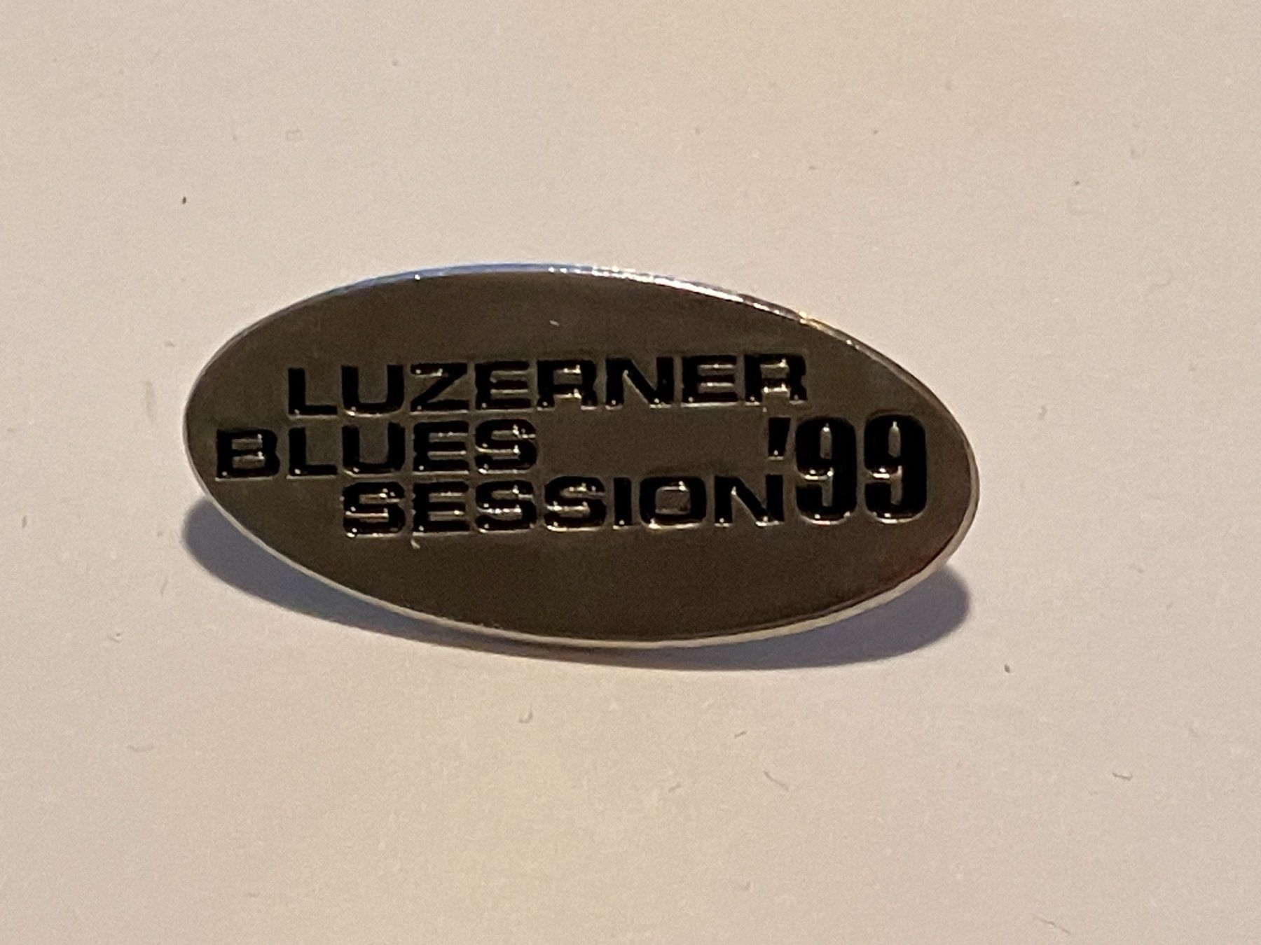 Plaquettes & Badges: 1 Pin Luzerner Blues Session 1999 – D'occasion à Basel par djwwpp