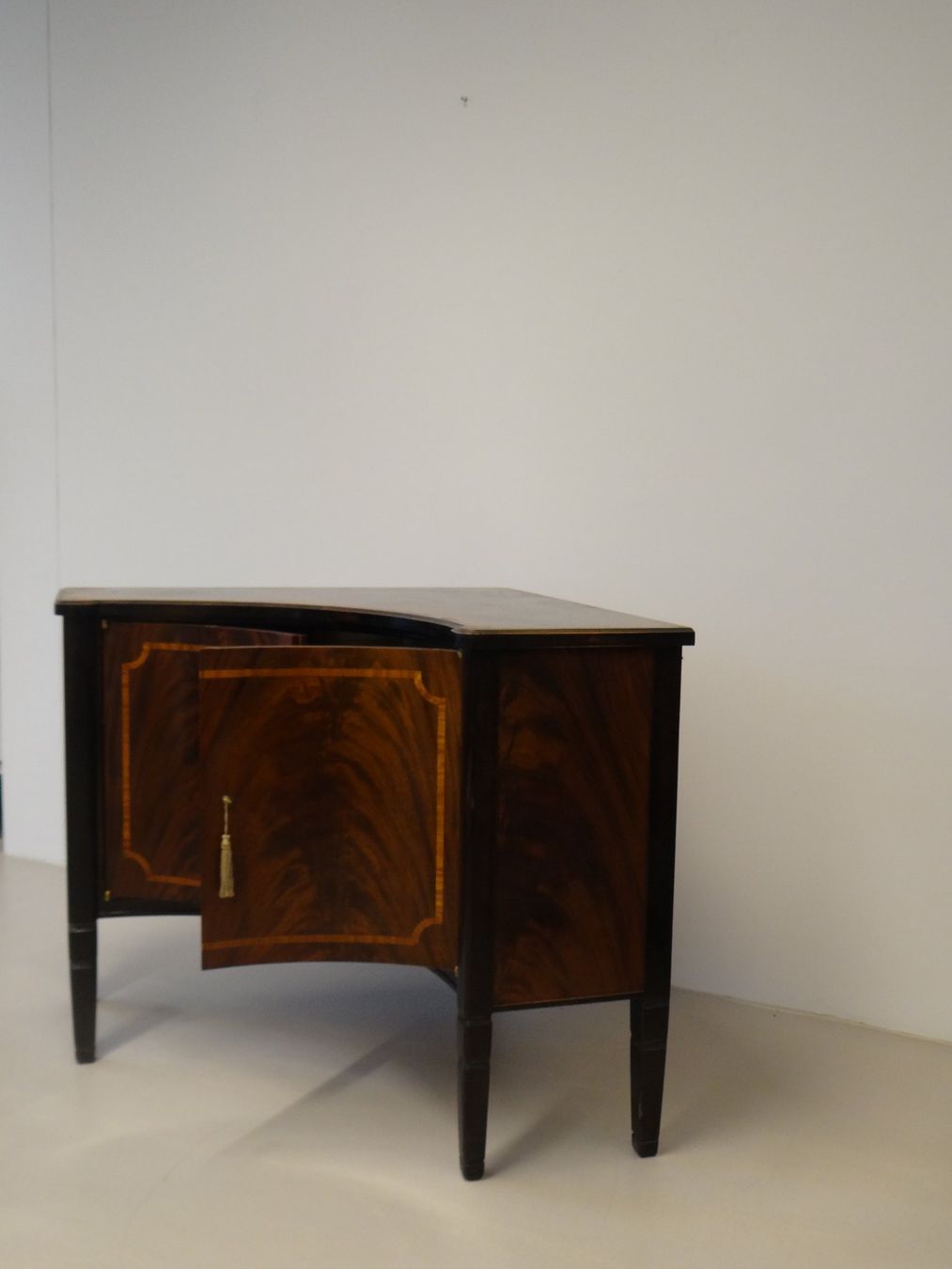 Cassettiere: Einzigartige Art Deco Eck-Kommode Bar Schrank (HE33) – Usato da Basel venduto da B.W.B. 4