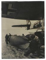 Kriegs/Pressefoto/Flieger mit Hagenkreuz bei Schwimerwechsel