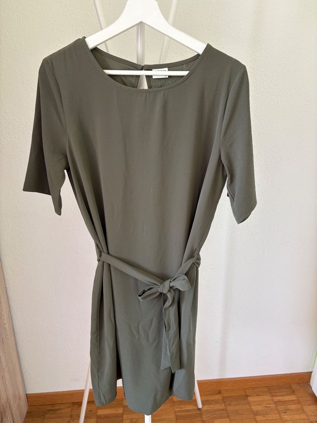 Only Vestiti: Kleid olivgrün Grösse 36 – Usato da Altikon venduto da he.an 2