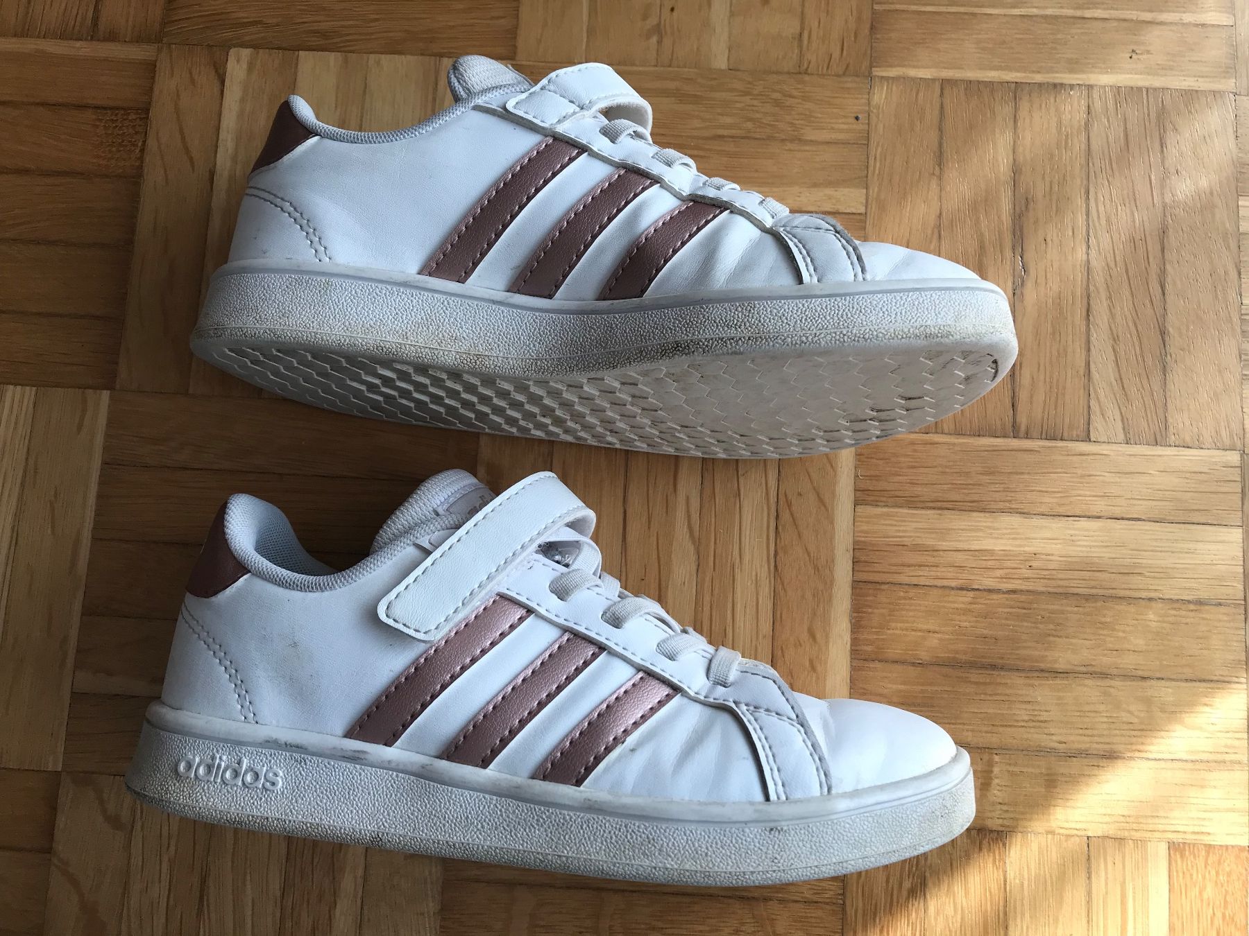 Adidas Schuhe für Mädchen: Turnschuhe Mädchen Adidas Grösse 32 weiss – Gebraucht aus Emmenbrücke von Hathor123 1