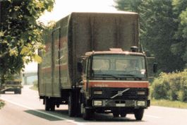 Volvo – Planenlastwagen
