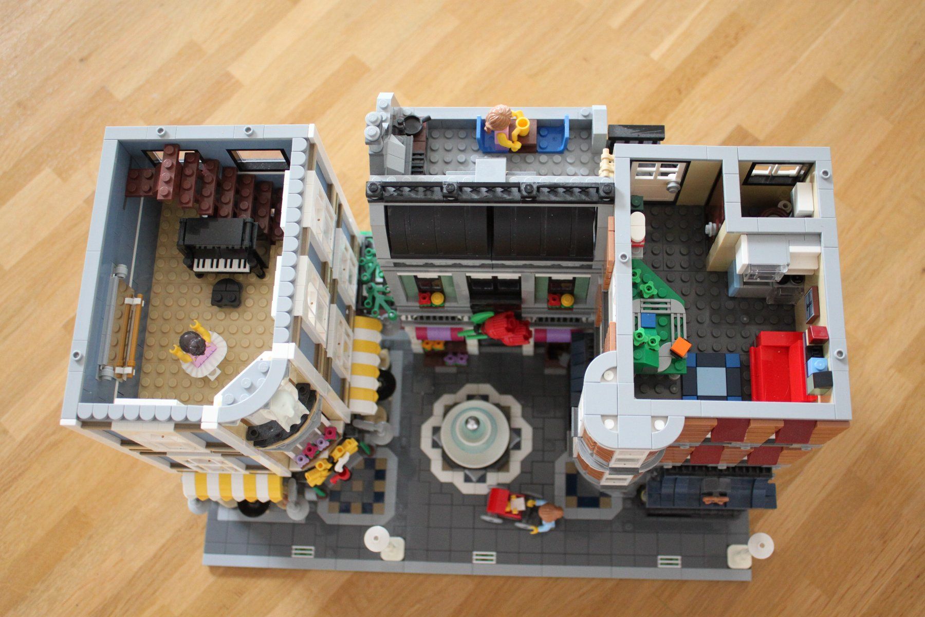 Lego Jeux de construction: Lego Creator 10255 Stadtleben – D'occasion à Mörschwil par leg_yrn8 2