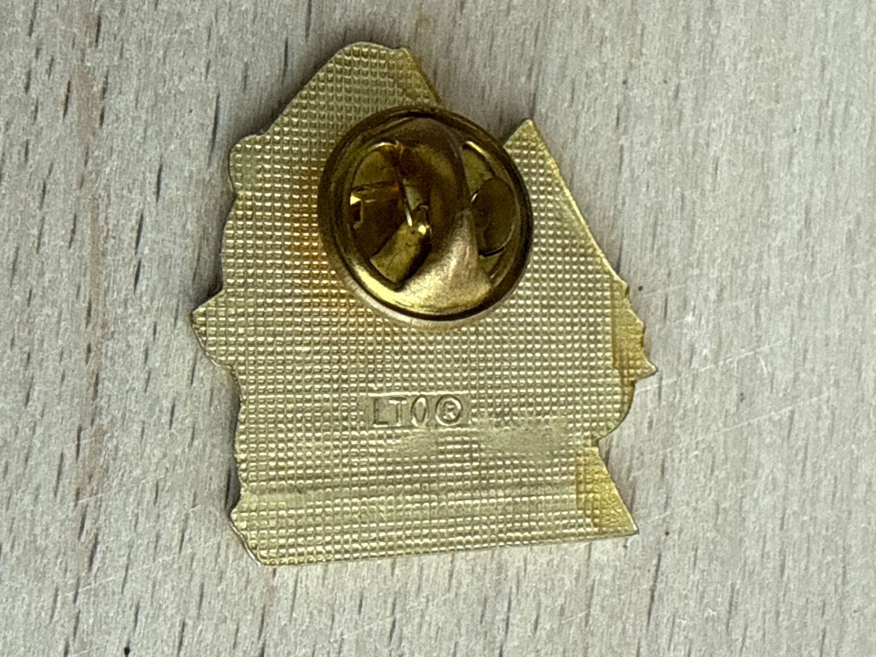 Plaketten & Abzeichen: Pin Volvic – Gebraucht aus Glattbrugg von Schweigmatt 1