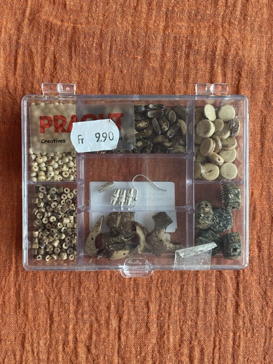 Holzartikel: ALLES RAUS Bastelperlen Holz – Gebraucht aus Kloten von simones.thriftshop