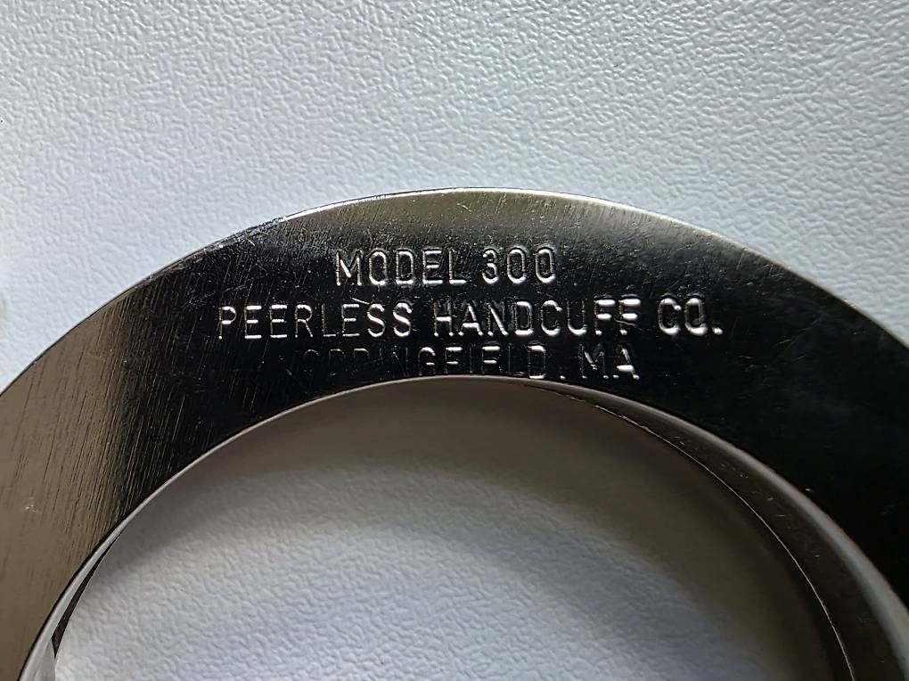 Autres événements d'entreprise et fêtes: Handschellen Peerless / Handfesseln / Original Polizei  – D'occasion à Muttenz par weg_tp6d 4