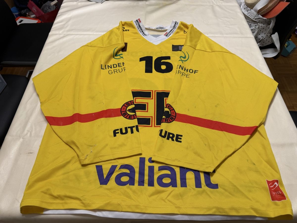 Gameworn Canottiere & Pantaloni: SC Bern Gameworntrikot Junioren Nummer 16 Grösse XL – Usato da Suhr venduto da Oppel 2
