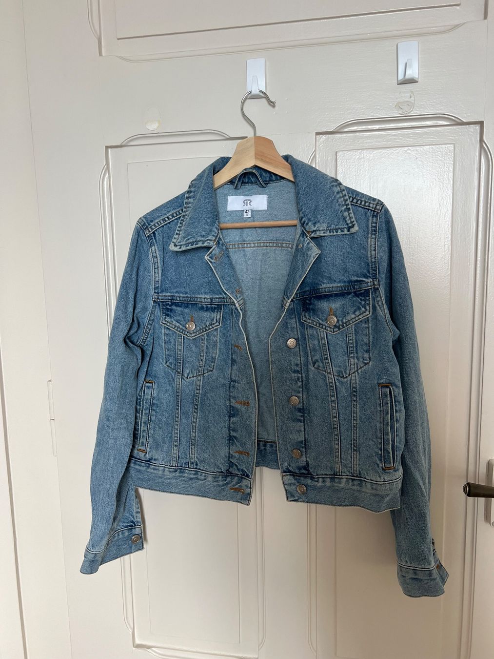 Vestes: Veste en jeans classique 40-42 – D'occasion à Neuchâtel par Thesebootsaremadeforwalking