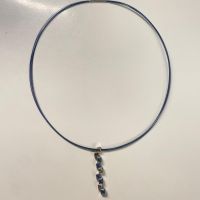Blaue Halskette mit Würfel Anhänger, neuwertig!