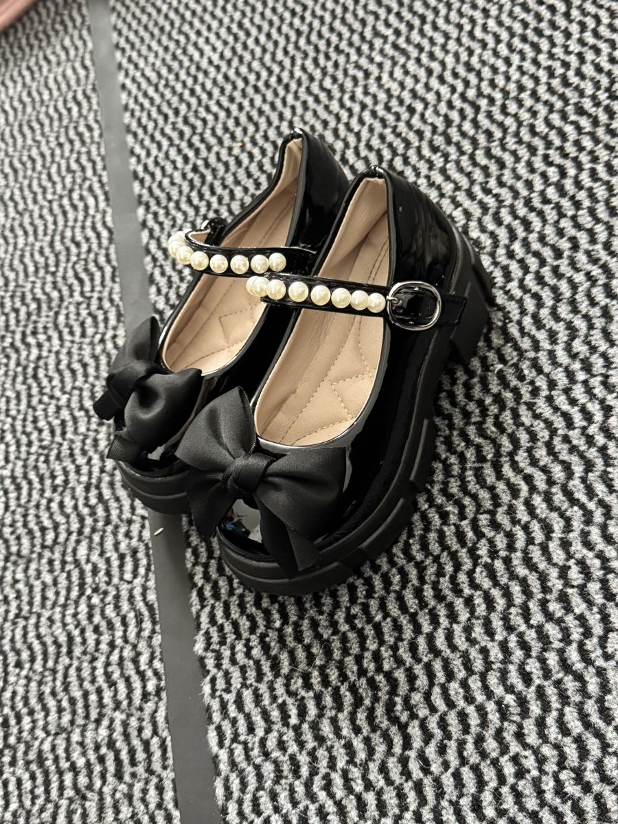 Schuhe für Mädchen: Kinder Halbschuhe schwarz mit Schleife  – Gebraucht aus Wetzikon ZH von Jasmin2003 1