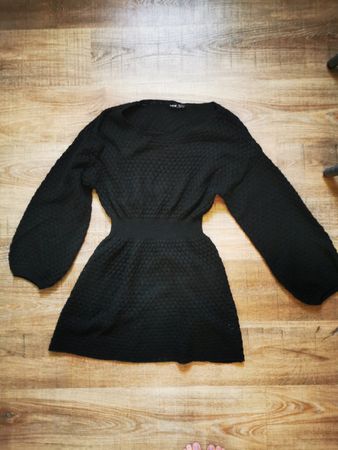 Schickes, kurzes, schwarzes Strickkleid für den Winter.