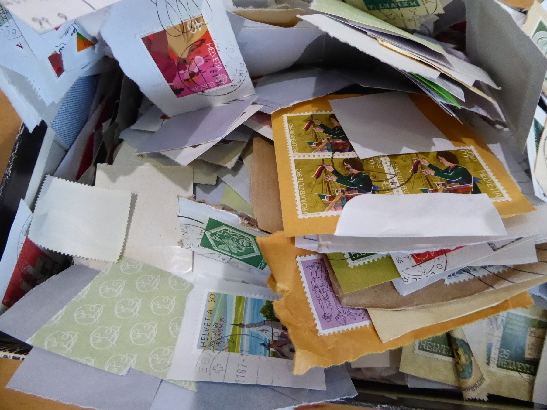 Alle Briefmarken: Kiste Briefabschnitte – Gebraucht aus Rothrist von swisstools 2