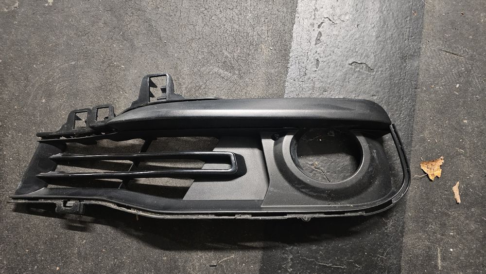 BMW Tutti pezzi di ricambio auto: BMW Luxery line Nebelscheinwerfer Abdeckung f30 f31 – Usato da Rheinfelden venduto da Moeoep 1