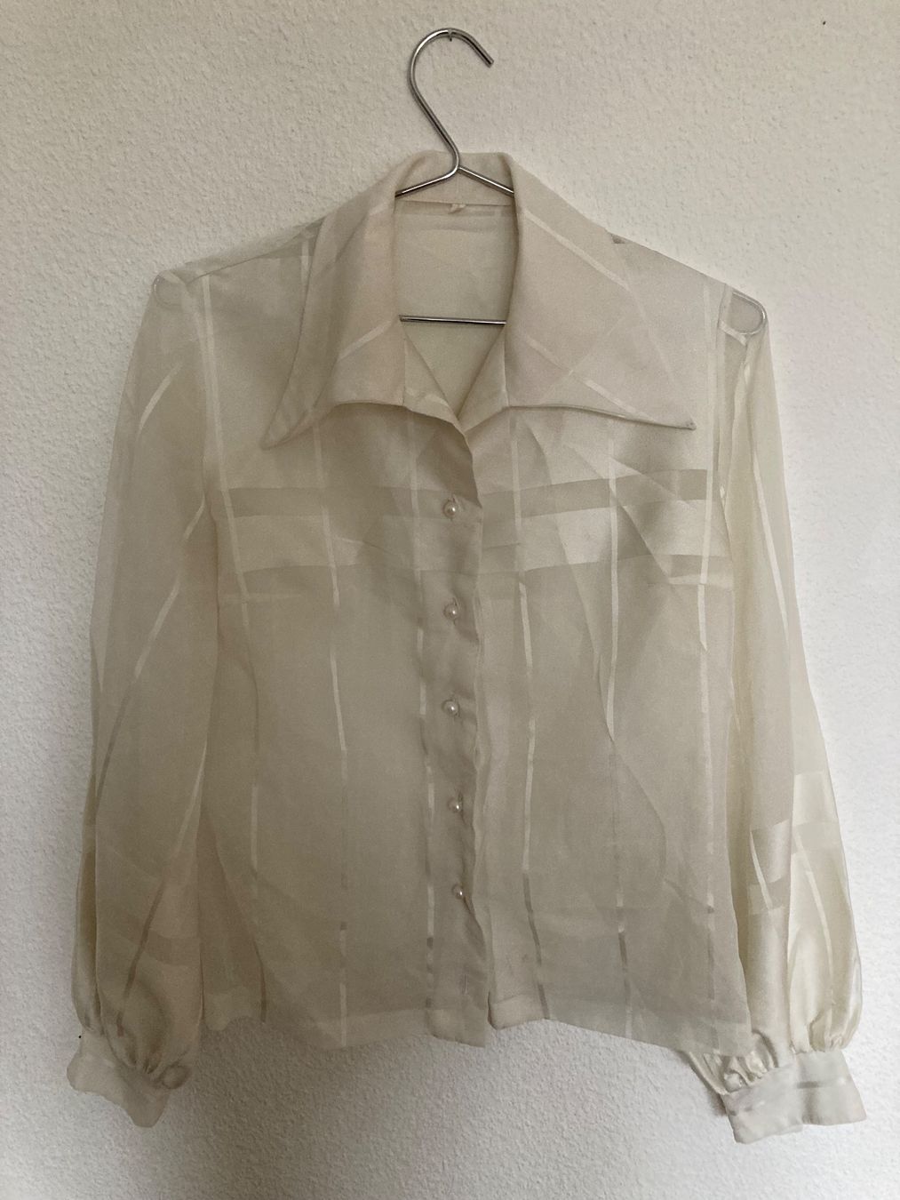 Camicette: Weiss schimmernde Vintage Bluse – Usato da Zürich venduto da julia_le