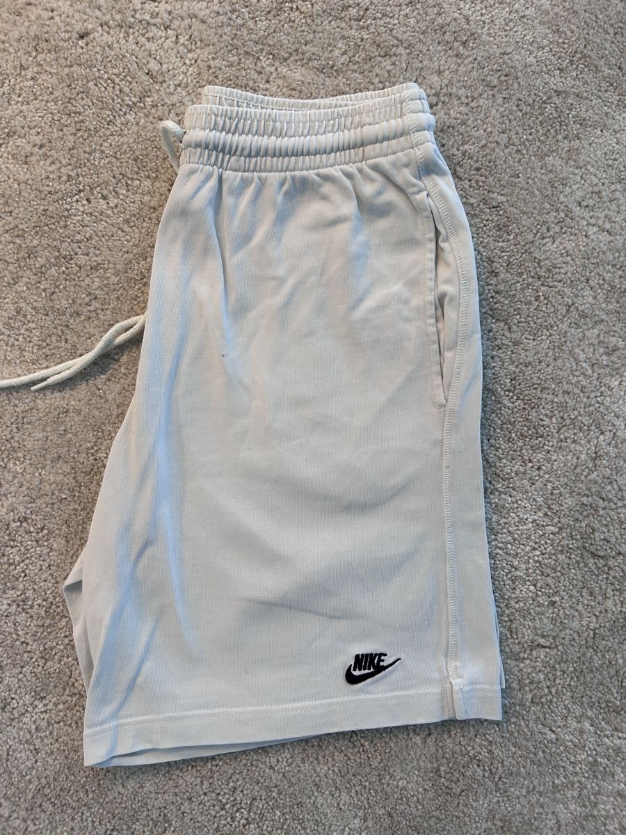 Nike Pantaloni: Shorts Nike  – Usato da Arzier-Le Muids venduto da adr_s9sx 1