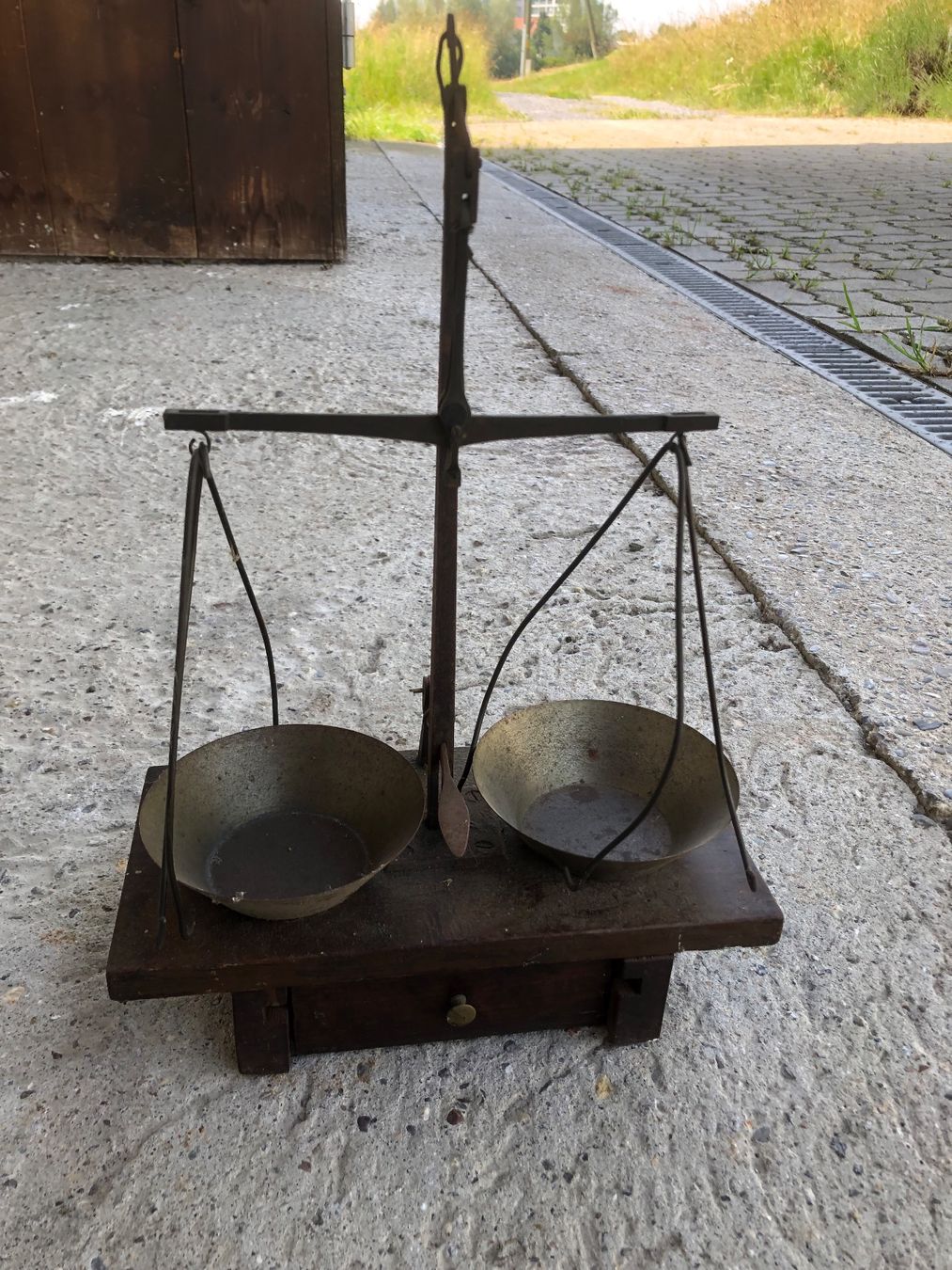 Waagen und Gewichte: Ancienne balance / Antike Waage, – Gebraucht aus Sierre von side8625