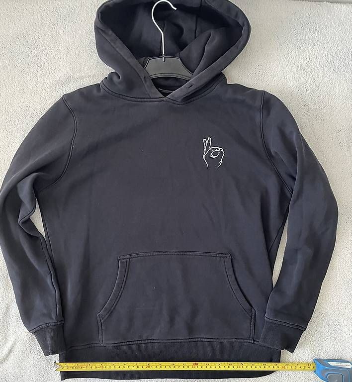 Pullover & Sweatshirts: Schwarzer Hoodie – Gebraucht aus Luzern von Andrej35