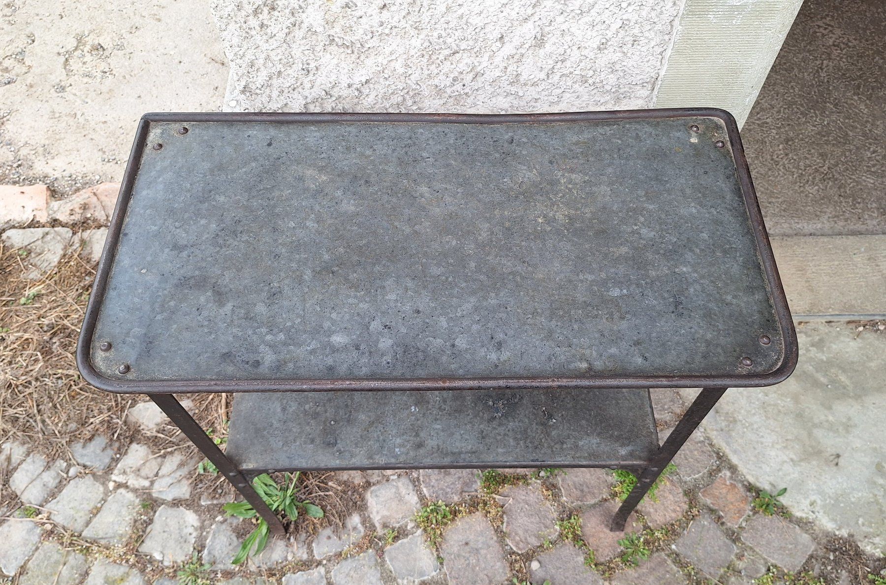 Regale: Antiker  Metalltisch/ Regal, Industrial – Gebraucht aus Weinfelden von JoeBaer 1