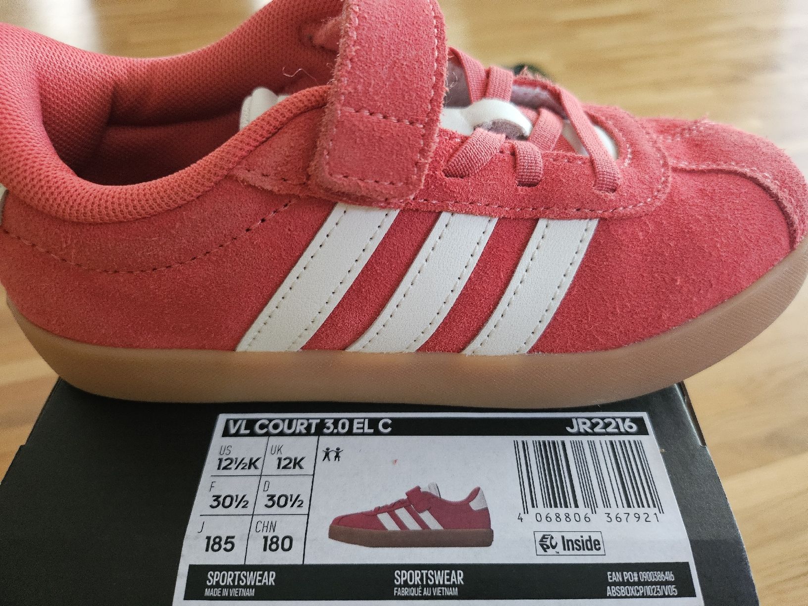 Adidas Herrenschuhe: NEUE Adidas Kinder Turn- oder Hallenschuhe Gr. 30.5 Coralrot – Neu und originalverpackt aus Rapperswil SG von dslemer