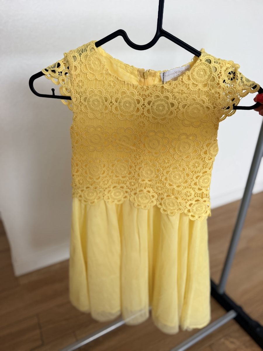 Robes et jupes: Robe jaune dentelle taille 116 ans  – D'occasion à Villars-le-Grand par Eva_1986