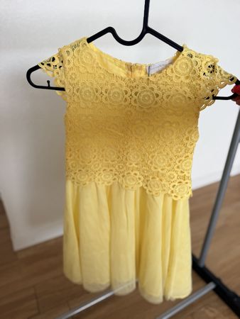 Robe jaune dentelle taille 116 ans 