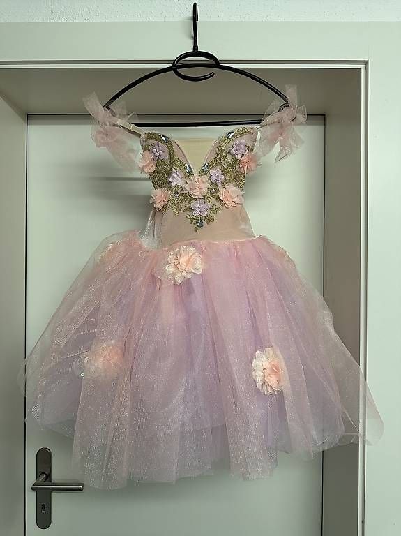 Costumi: Tutu taille 120 – Usato da Muraz (Collombey) venduto da dor_hp2w