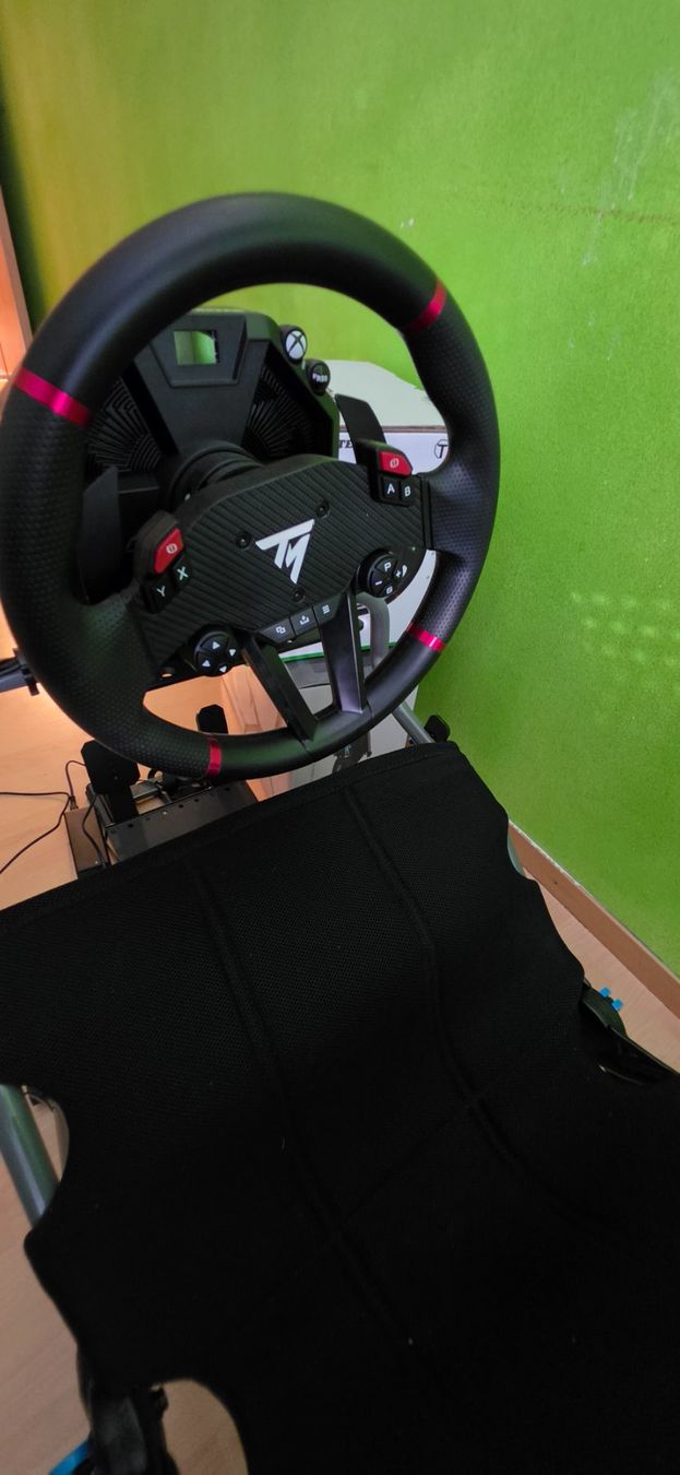 Logitech Consoles: Playseat + Thrustmaster T598 Lenkrad – D'occasion à Fulenbach par Dextrousgnat 3