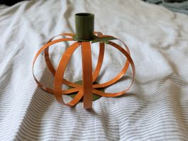 Kerzenständer im Kürbisdesign