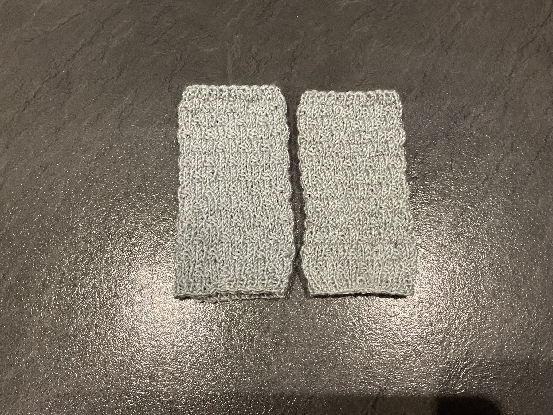 Guanti & manicotti: Handgestrickte Pulswärmer - Amedisli grau – Nuovo (secondo la descrizione) da Wetzikon ZH venduto da FeeF