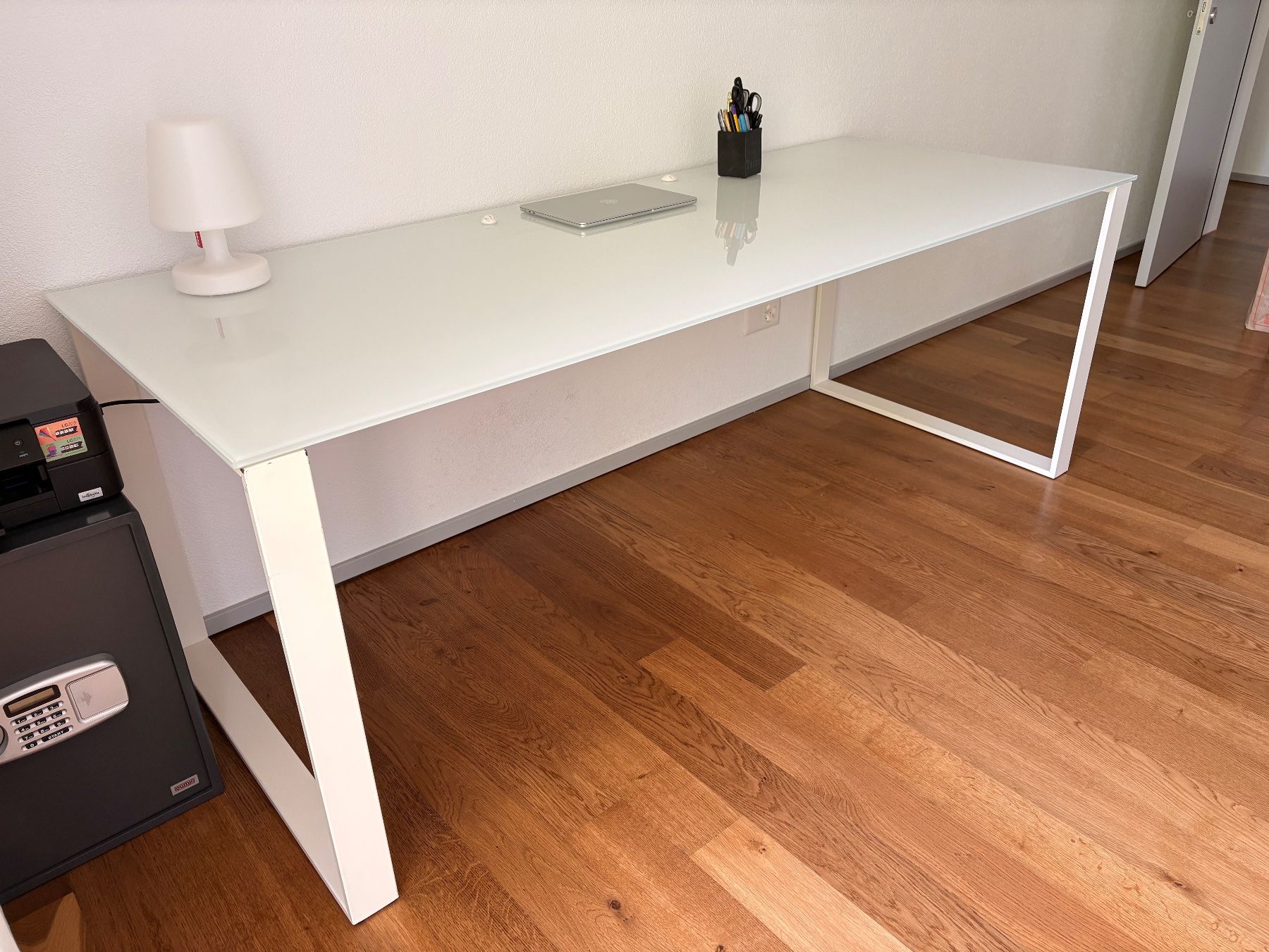 Interio Scrivanie: Glas-Bürotisch – Usato da Zuchwil venduto da CME-Ricardo 1