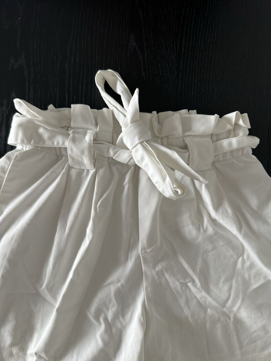 Zara Pantaloni: White Zara Shorts – Usato da Zürich venduto da juz_2t2j 1