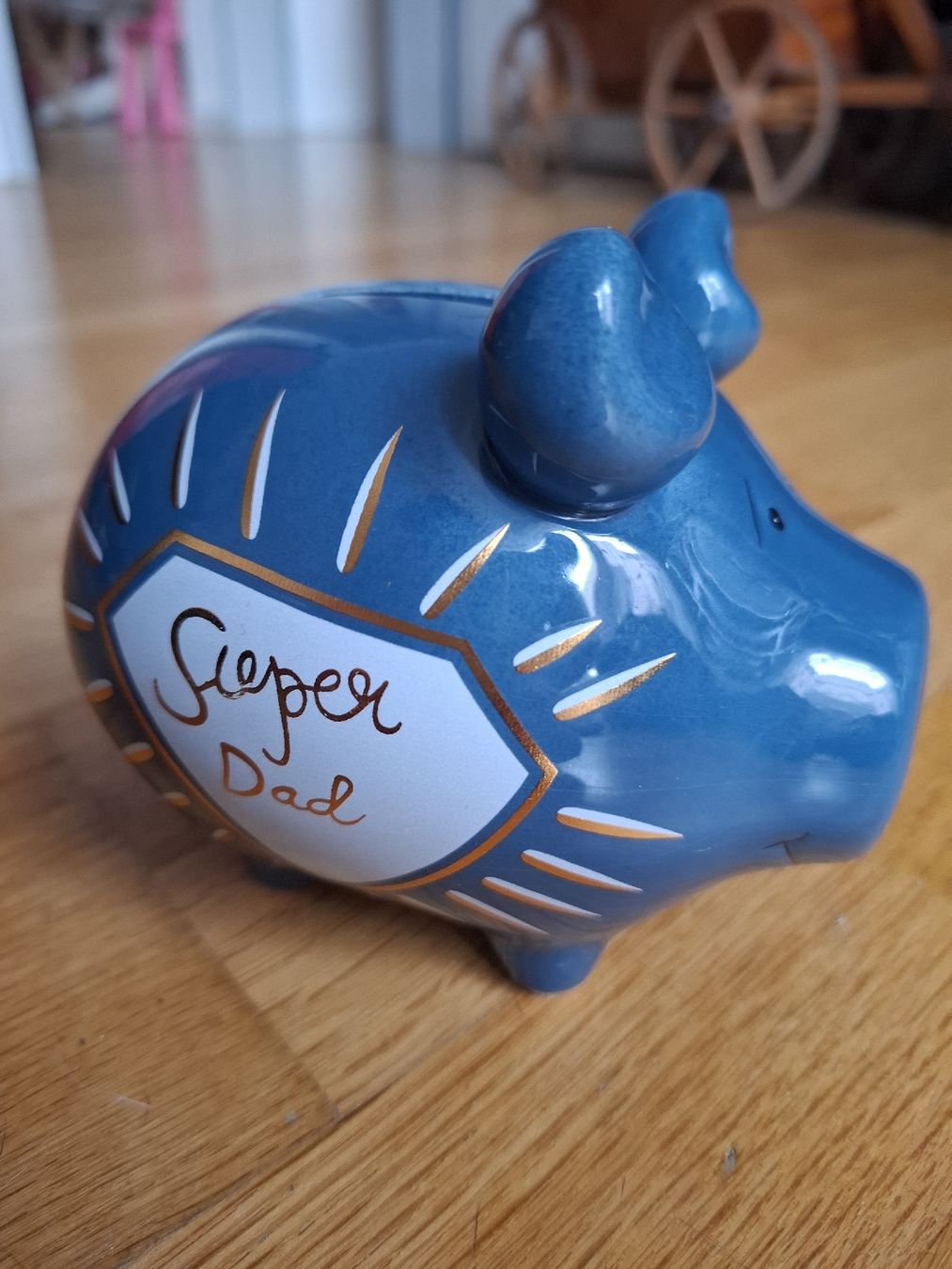 Salvadanai: Blaue Sparsau "Super Dad" – Nuovo (secondo la descrizione) da Biel/Bienne venduto da AvasTheGreatest