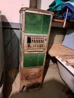 Antiker Holzofen kachelofen mit grünen Kacheln zu verkaufen.