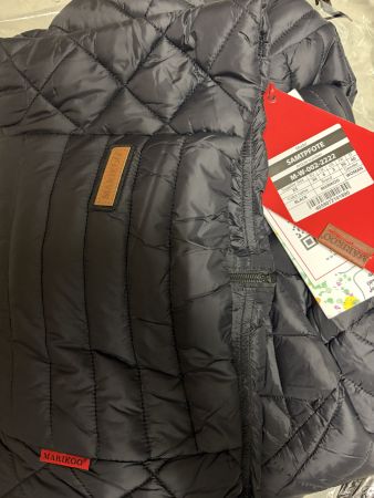 Set mit neuen Damenjacken und Sonnenbrillen