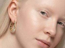 Boucles d’oreilles créoles dorées en forme de U avec détails