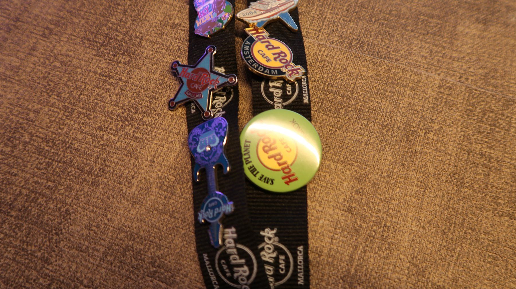Altri gioielli: 13 Hard Rock Cafe Pins mit Laynard – Usato da Winterthur venduto da Rwa 1