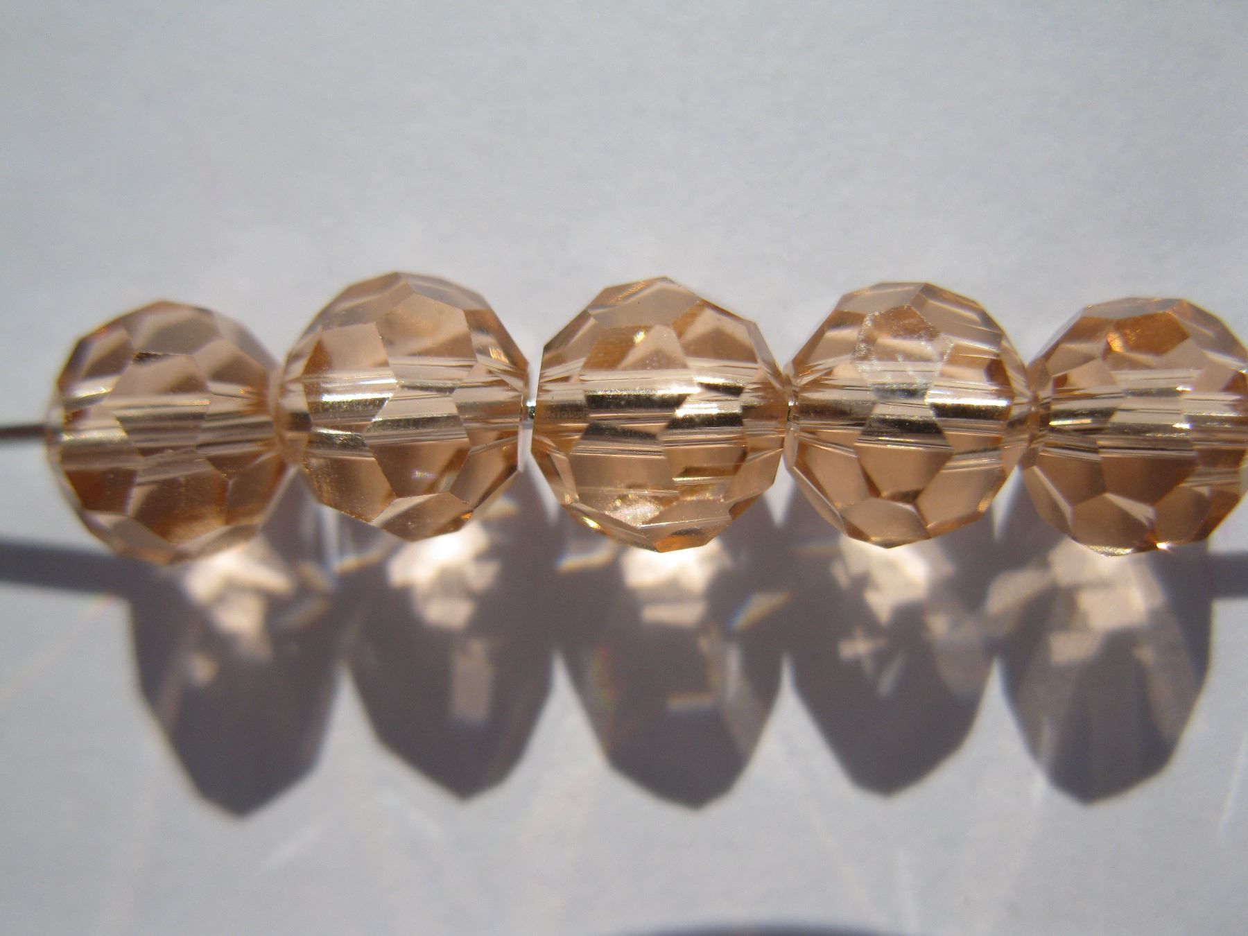 Perle (finte): 30 Glasperlen facettiert, lachsrosa, 6mm – Nuovo e nell'imballaggio originale da St. Margarethen TG venduto da LuanaKa
