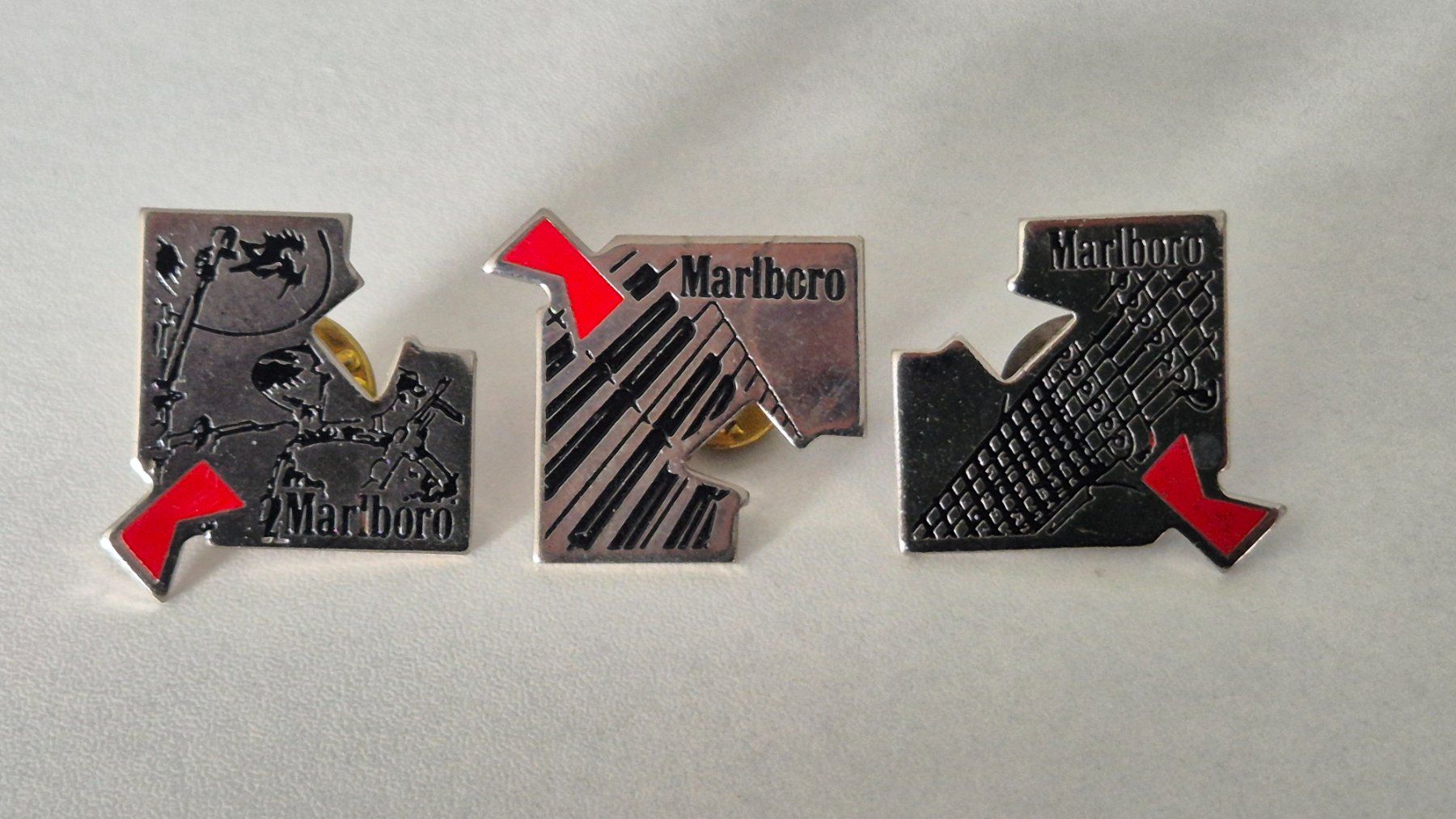 Marlboro Placchette & Badge: 3er Set   MARLBORO       -     Pin – Usato da Niederweningen venduto da Obson 1